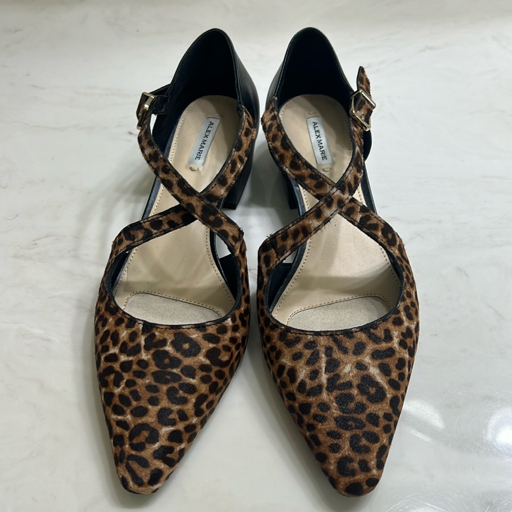 NWOT Alex Marie Black Leather/Leopard Print 1” Pointy Toe Heels & Gold Buckle 7M